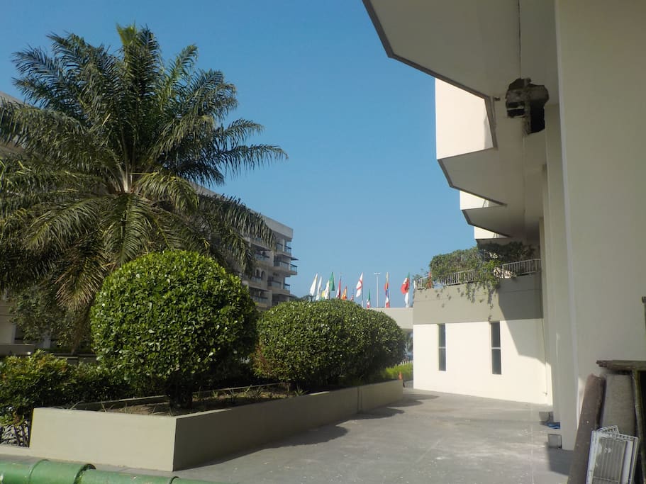 Fachada do Prédio e Jardim