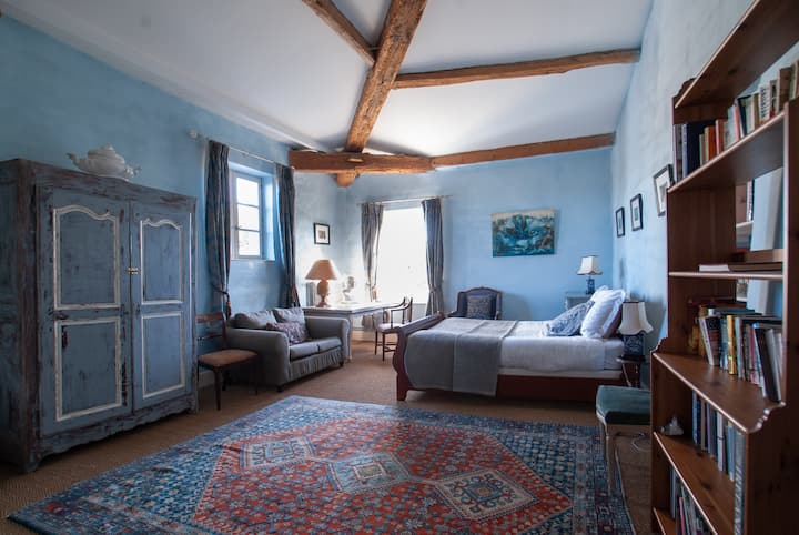 El dormitorio de Will en el segundo piso. Orientado al sur: vistas a los Pirineos.  Gran baño privado con bañera, lavabo con ducha, bidé y lavabo.  Conectado a una enorme sala de estar/dormitorio, lo que hace que estas dos habitaciones interconectadas sean una suite familiar perfecta.