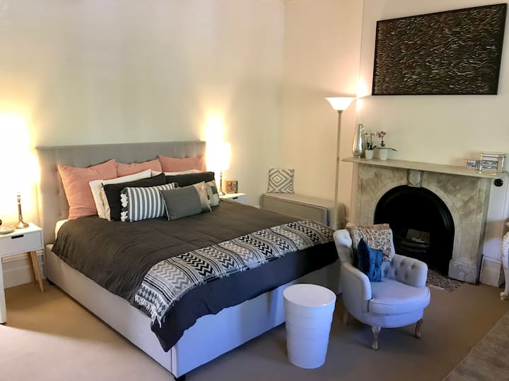 Მეფე მთავარ საძინებელში