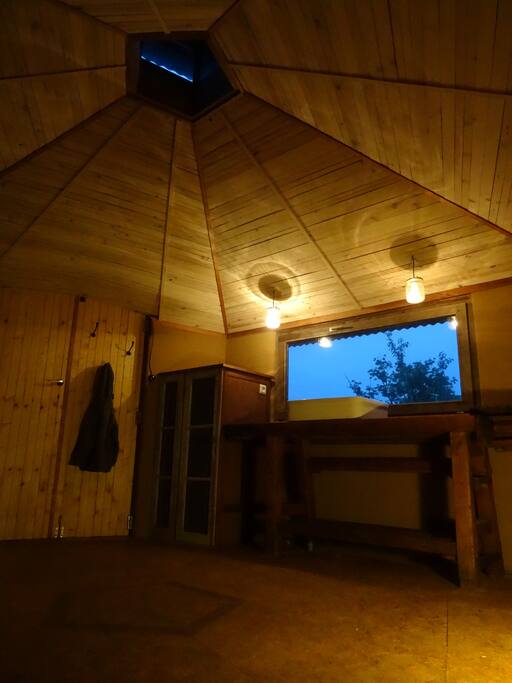 L'intérieur en lumière de soirée.