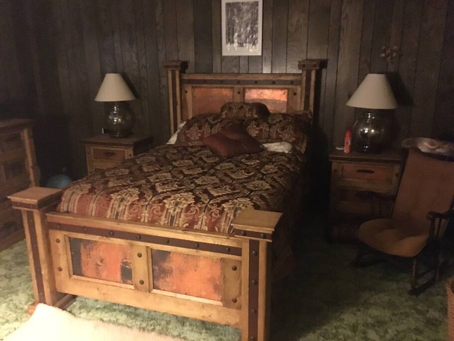 Master bedroom queen bed