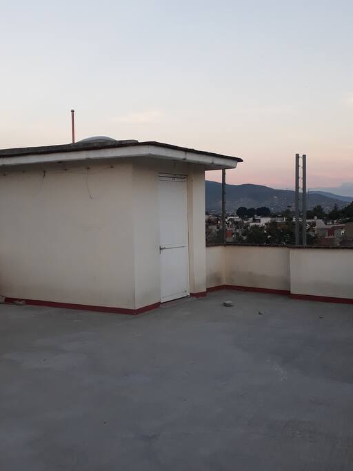 Amplia azotea que sirve de terraza para fumadores
