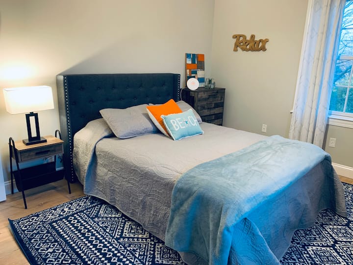 การปรับปรุงเต็มรูปแบบของหนึ่งในห้องนอนชั้นบนทั้งหมดใหม่ในปี '22!
มีที่นอนเป่าลมขนาดควีนไซส์เพิ่มให้ในห้องนี้มีผ้าปูที่นอนในห้องซักรีด