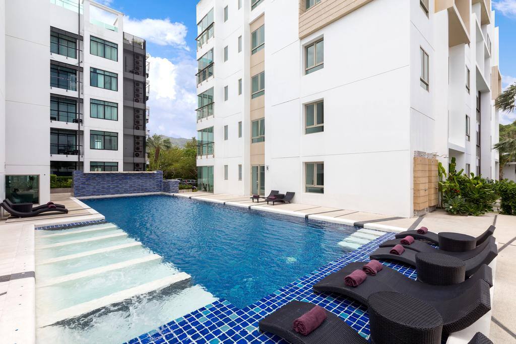 One of swimming pools
公共游泳池一