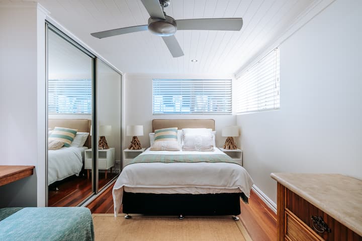 Bedroom 4: Queen bedroom