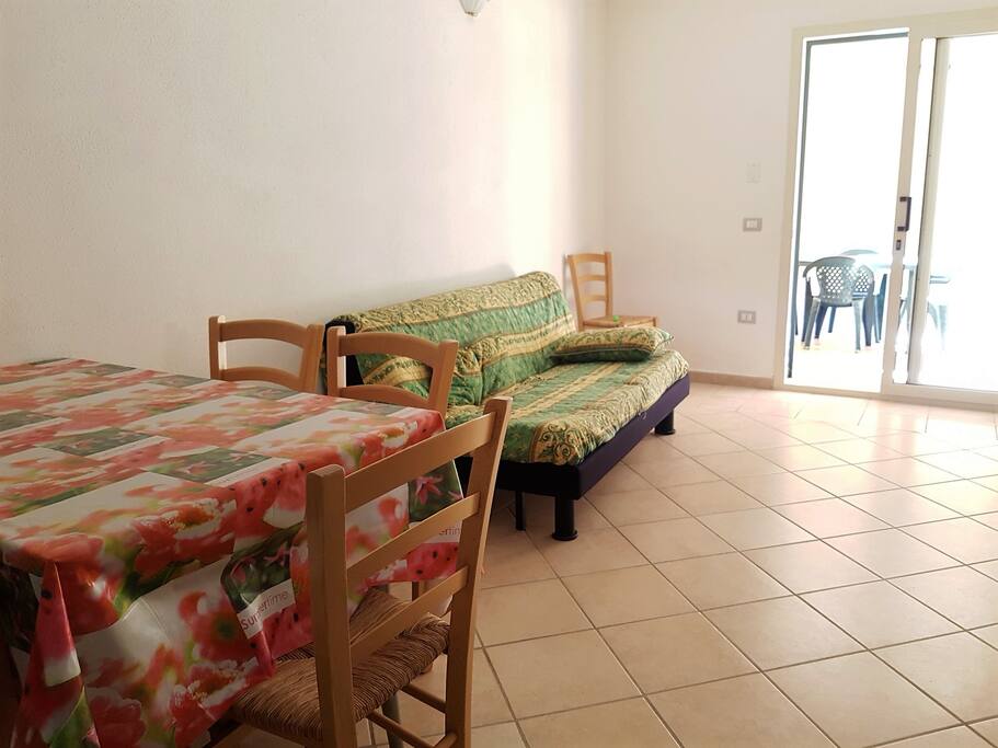 Soggiorno con angolo cottura e zona pranzo