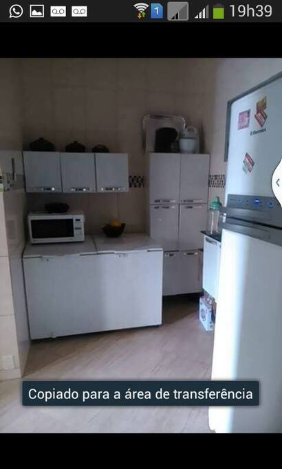 cozinha com geladeira ,armário,e freezer ..