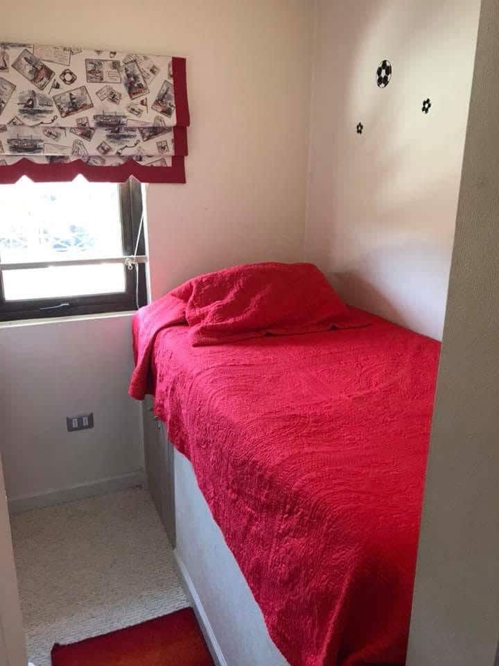 Chumba cha kulala na kabati, kitanda cha saa 1