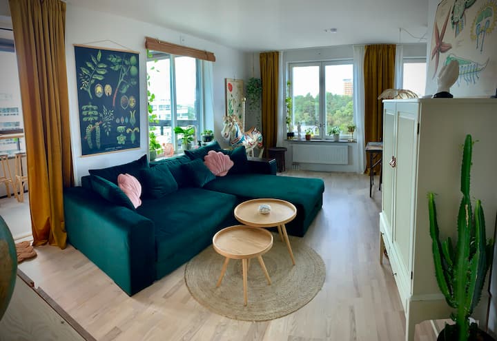 De grote woonkamer met een grote bank die gemakkelijk kan worden opgevouwen tot een bed van 160 cm dat plaats biedt aan twee personen. 