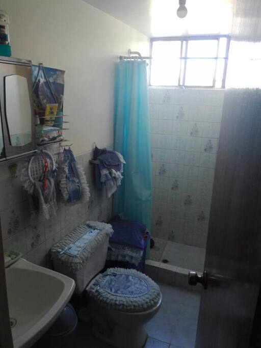 Baño con ducha con terma solar.