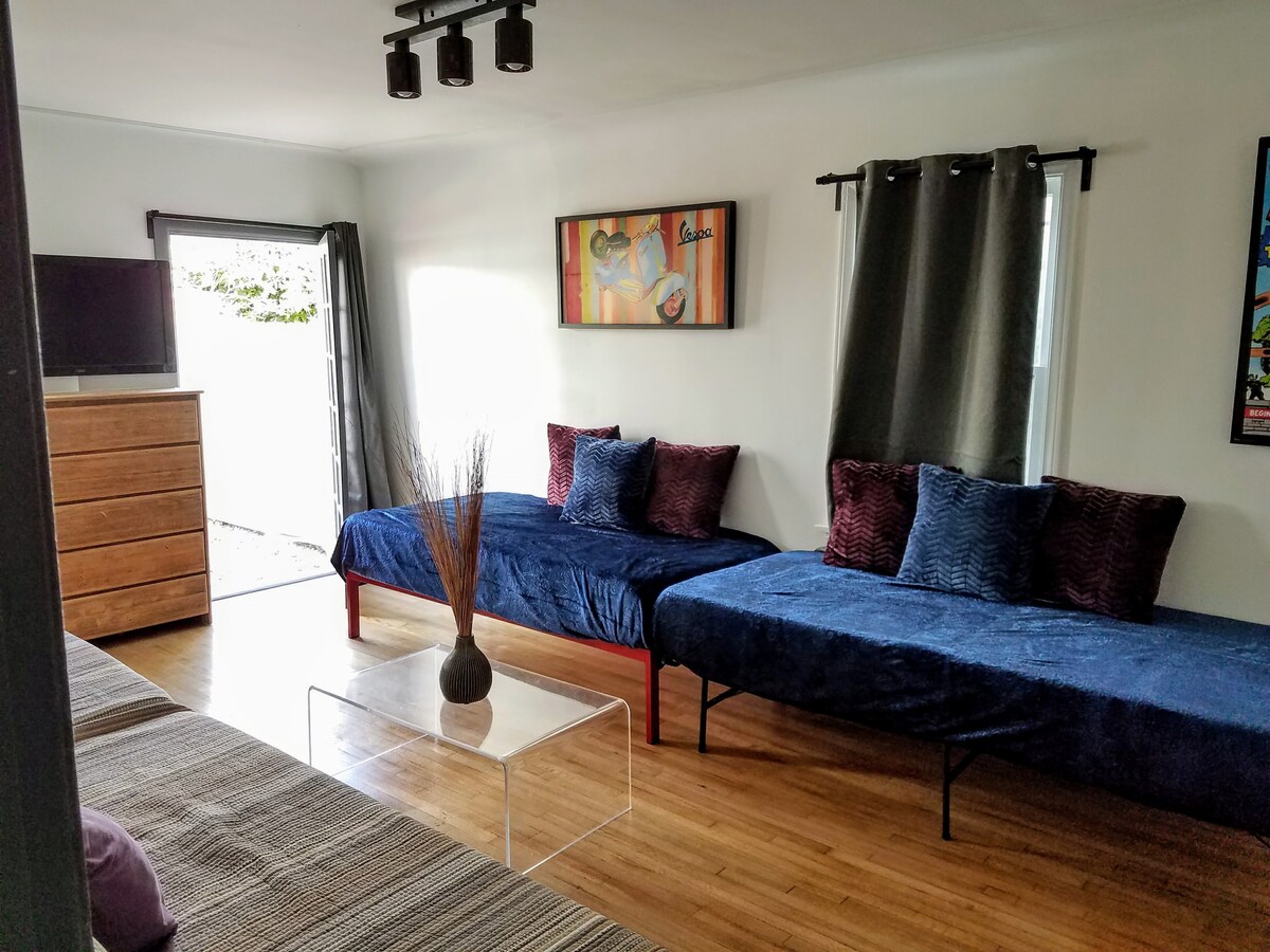 غرفة جلوس بسريرين صغيرين 