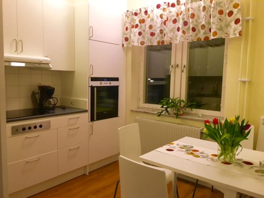 A cozy and modern kitchen that has everything you could wish for.