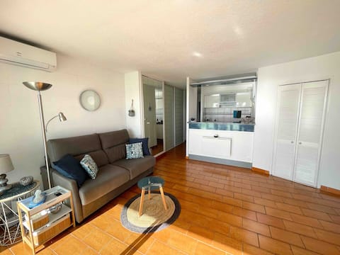 Top Airbnb: 4-Star Sea-Facing Studio Cabin in Canet En Roussillon