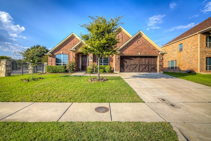 Private Gated Community 3800 sq ft Paradise Oasis!
