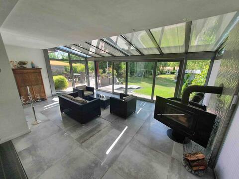 Bungalow with large garden, conservatory and fireplace