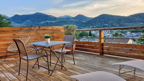 Breathtaking views and 4-star hot tub