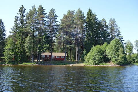 Södraskog holiday cottage at the lakeside.