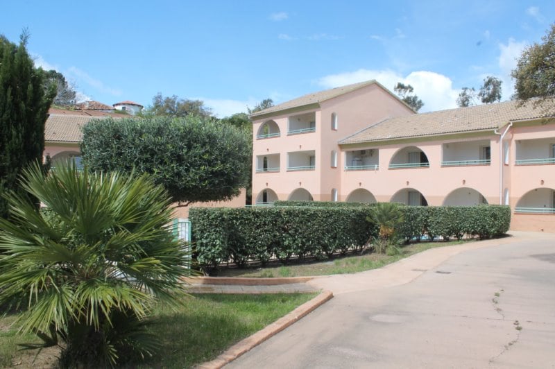 Beliebte Airbnb-Anzeige: 4 person apartment with pool (sea 200m away) in Linguizzetta