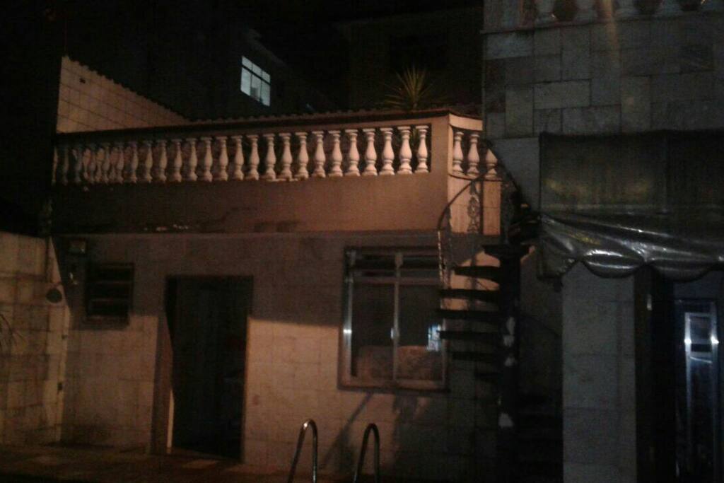área da piscina a noite