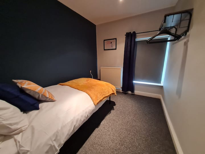 Chumba kimoja cha kulala. Hifadhi ya nguo iliyo na viango. Tunatumia tu matandiko meupe ya pamba yenye ubora wa hoteli