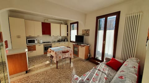Annuncio Airbnb popolare: 2-ROOM APARTMENT WITH VIEW OF THE CANAL a Venezia