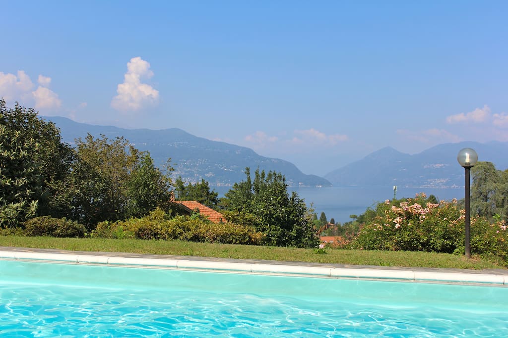 Pool mit Seeblick