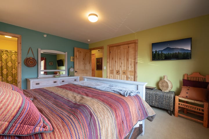 Красива родителска спалня с 42 - инчов телевизор, пухени възглавници...съвършенство!