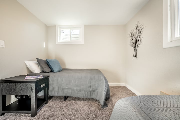 Спална соба со два двокреветни кревета долу.