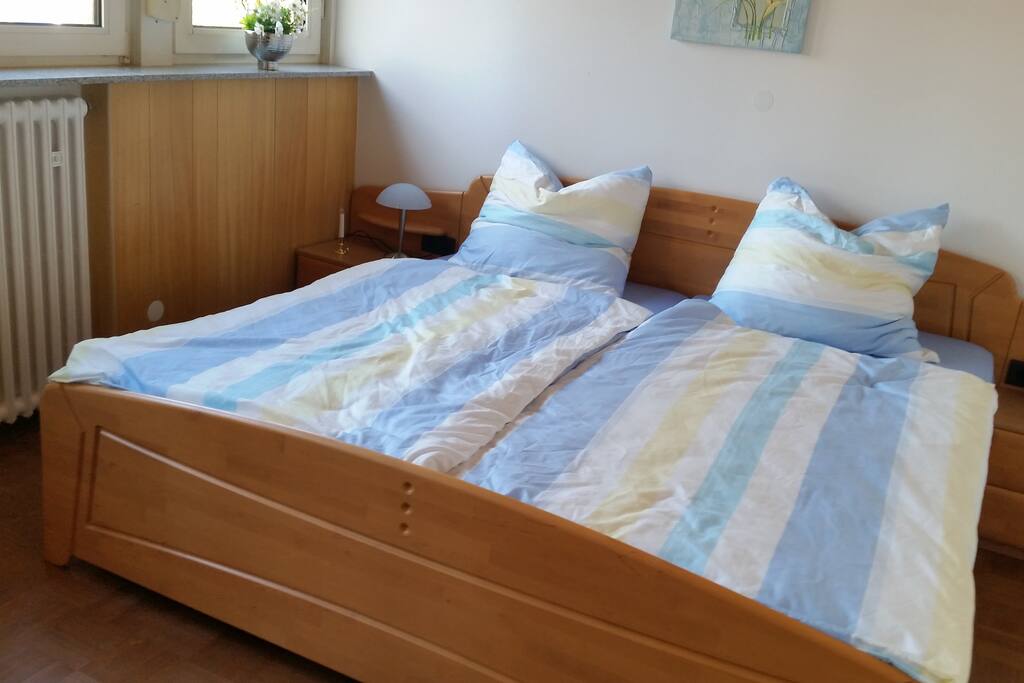Geräumiges Schlafzimmer mit grossem Doppelbett (2x2 m)