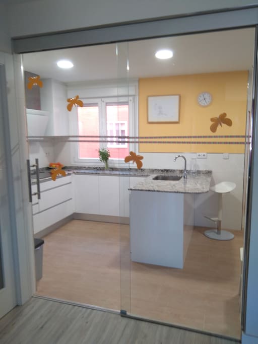 Cocina unida al salón a través de mampara.