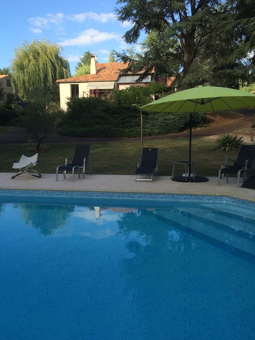la piscine vous attend sans restriction d'horaires