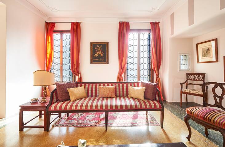 Ca’ Fenice charming apartment in San Marco gallery image 3