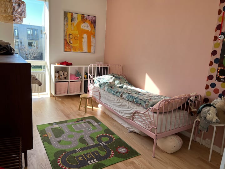 חדר ילדים בקומה 1 (80 * 200)
כאן אפשר גם לישון על מזרן על הרצפה. 