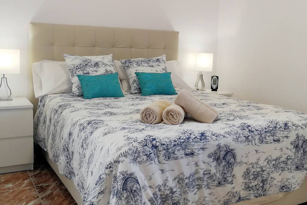 Dormitorio con cama de matrimonio