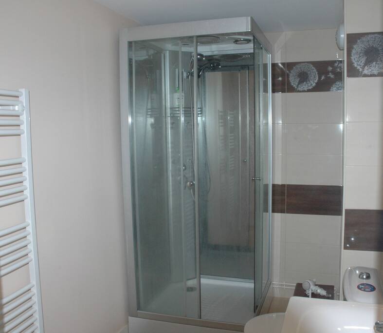 Salle de bain Aéronaute attenante et privée, rénovée en 2015