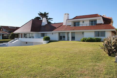 Oceanfront, exclusive house for +19 people.