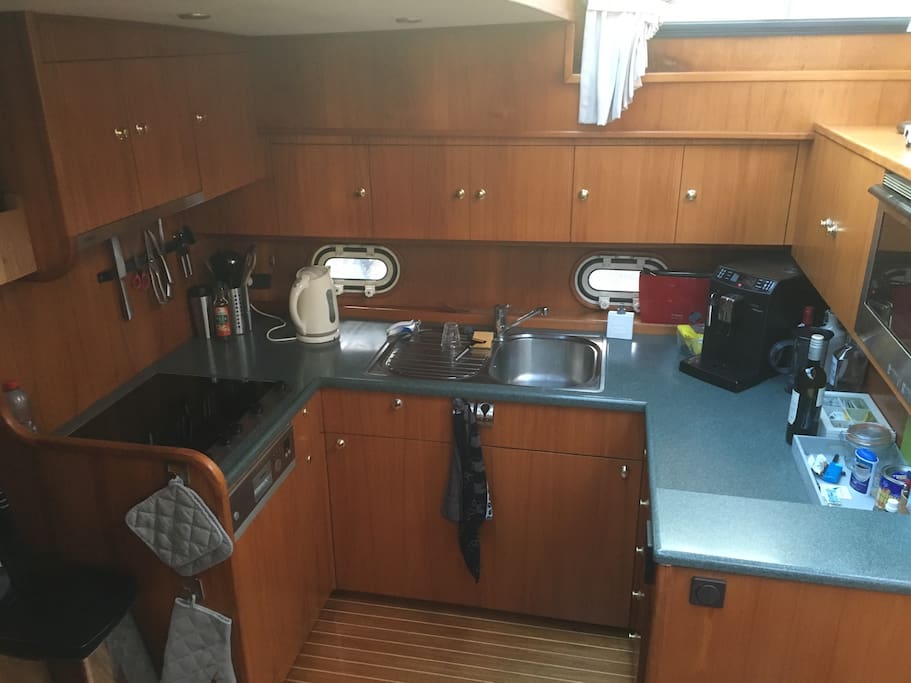 Full equiped kitchen (oven, microwave, dish washer, coffee machine (fresh beans), etc