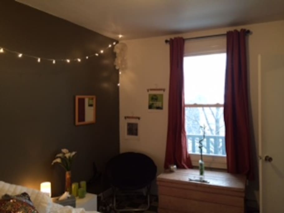 Chambre, vue sur la cour intérieure. Silence parfait pour dormir!