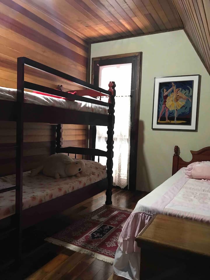 ห้องนอนพร้อมเตียงสองชั้นและเตียงเดี่ยว