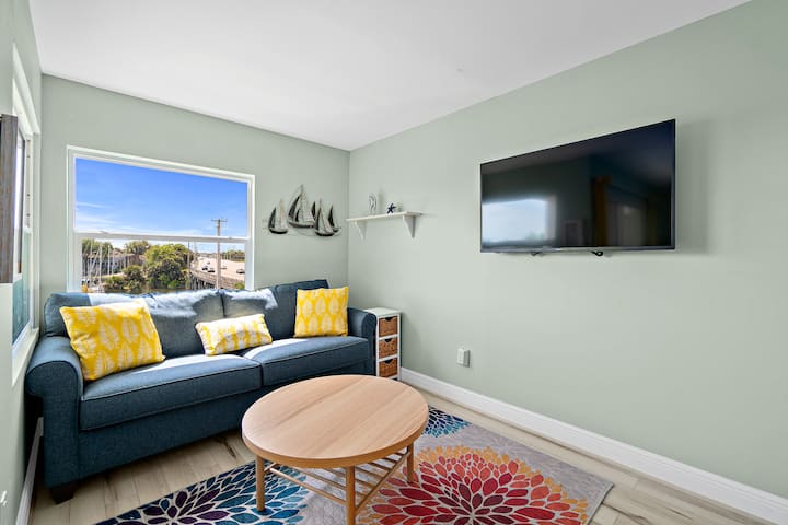 Cozy living room with pullout couch, smart TV with HBO Max and more.