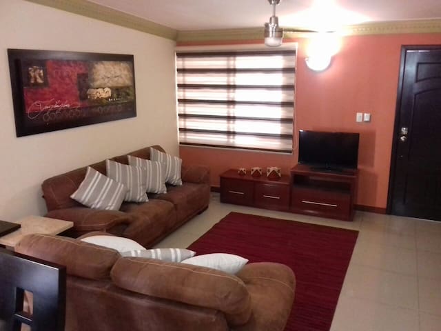 EXCELLENT LOCATION 3 BEDROOMS 10 MIN FROM THE BEACH