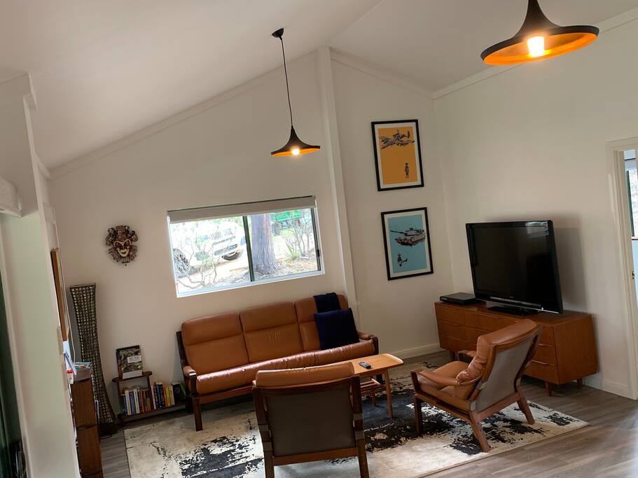 Kick back to the 70's vibe on your comfortable vintageTessa lounge
