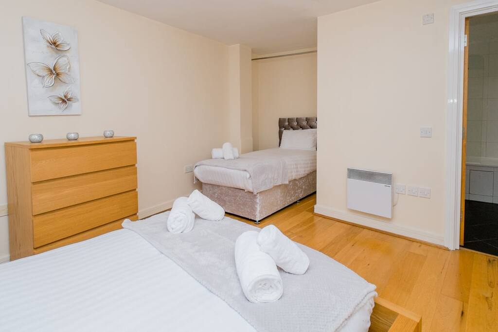 Bedroom 2 with 1 king size bed and 1 single bed
