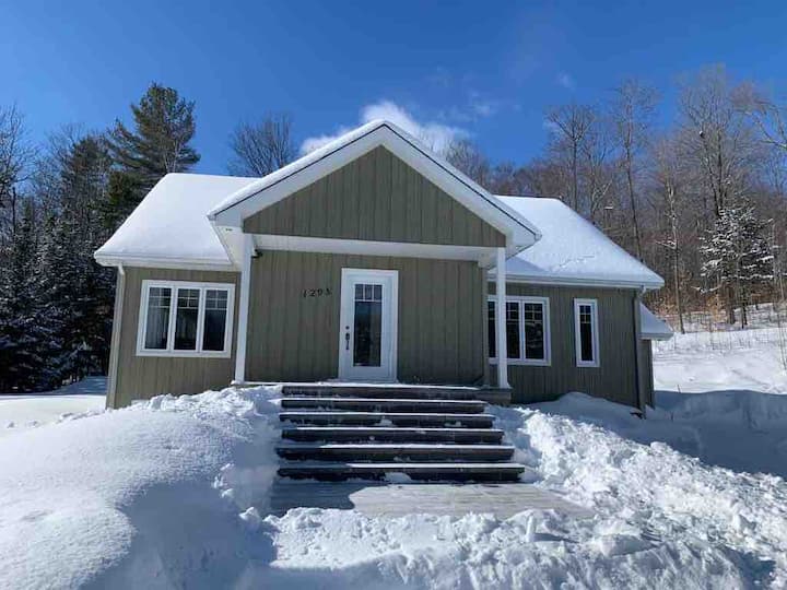 Nice Chalet W/spa & Pool Table - Saint-Hippolyte