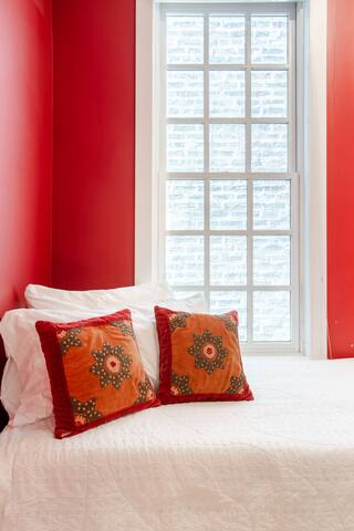 Wicker Park Family Home With Outdoor Space gallery image 3