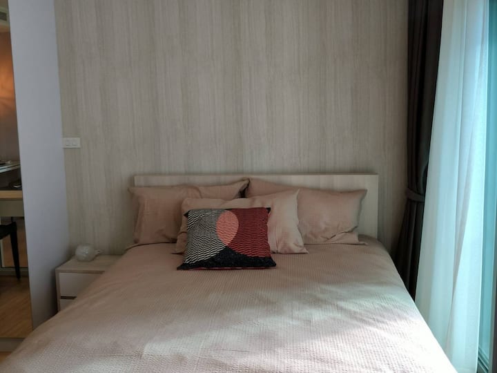 سرير بحجم كوين مع أغطية ووسائد