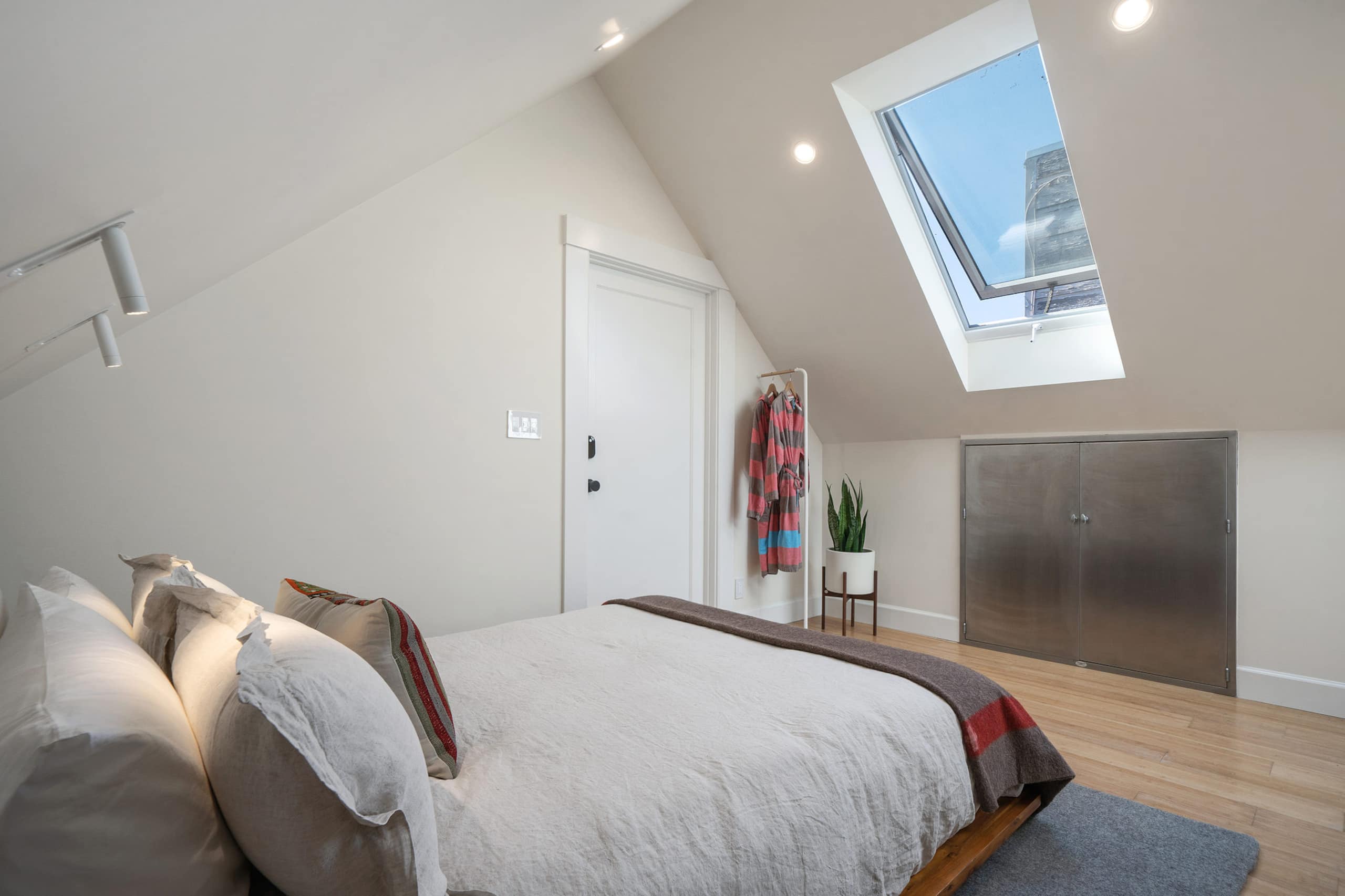 Home in San Francisco · ★4.95 · 1 bedroom · 2 beds · 1 bath - Image 17