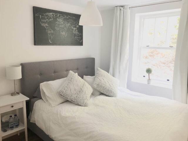 PrivateTerrasseOldQc 2BdrChamplain Parking AC Wifi gallery image 5