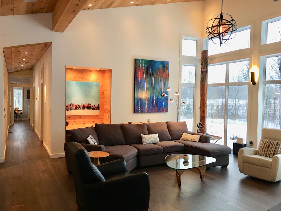 Huge Great Room 18' Ceiling