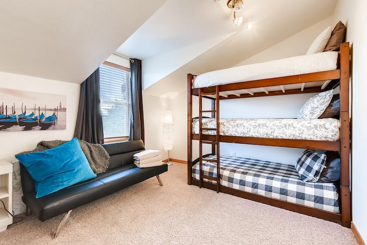 壁橱里有派克峰（ Pikes Peak ）景观、额外睡眠的日式床垫和游戏床。 